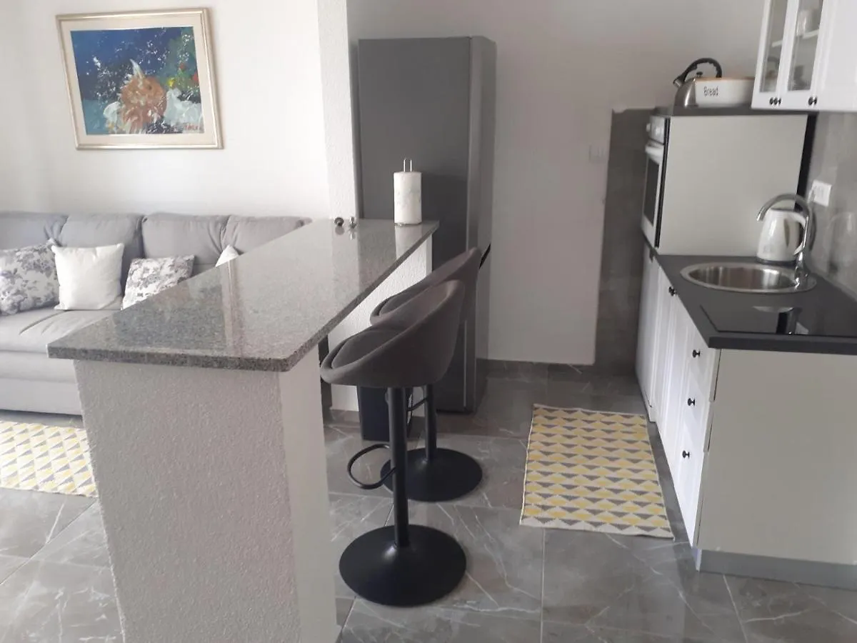 Pavel, Studio Apartman Privlaka